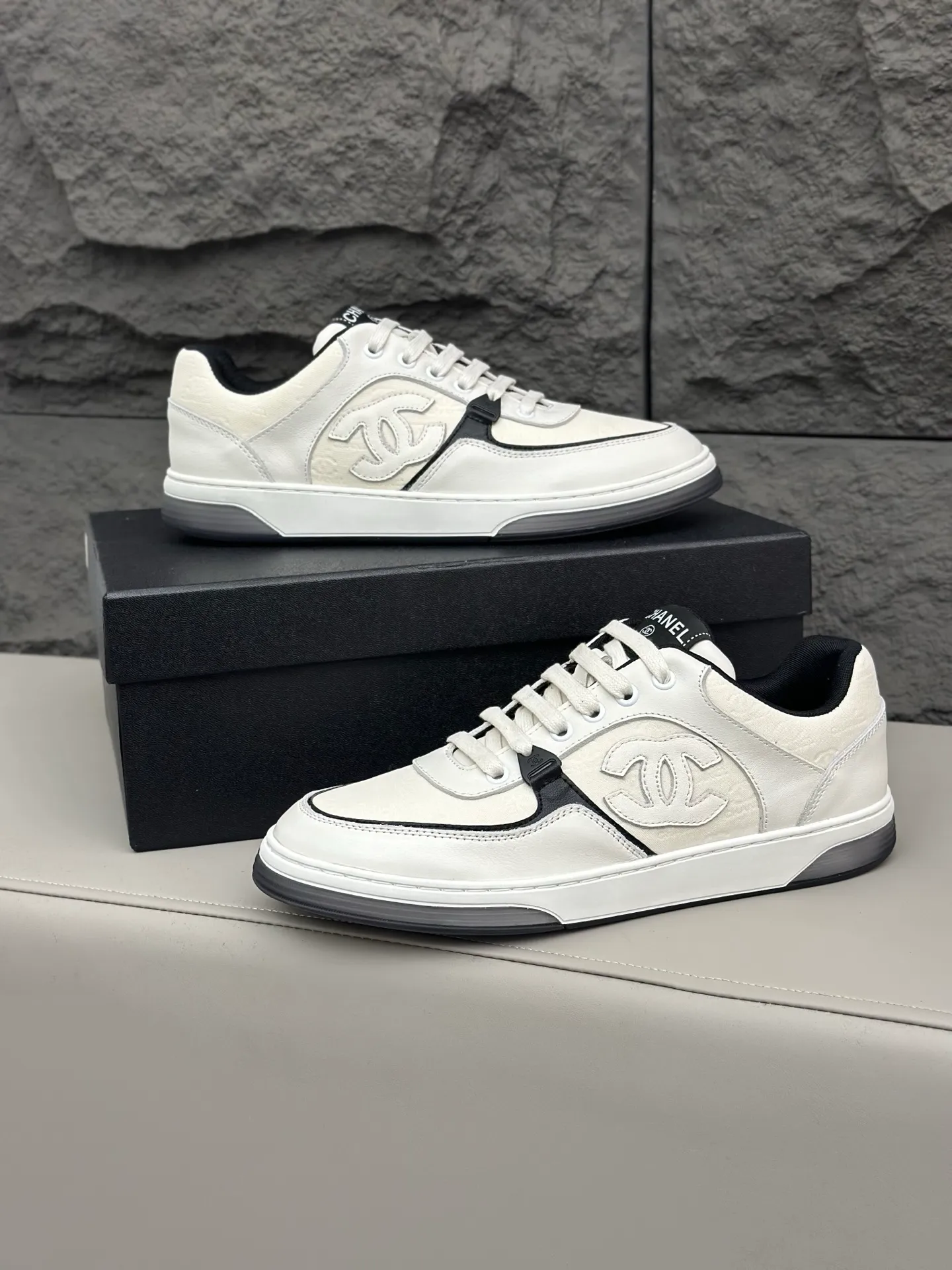 💰740 Chanel, 2024 spring new style / ♞size; 38~45 (38 45 customized) Men's Chanel sneakers, January's style premium is super serious, basically you can't buy it. The counter sister received this color and it happened to be in my men's size. I really didn't like it at first, but after I put it on, I found it to be very versatile. The same design of the diamond surface of the classic CF flap bag is very recognizable, and the double C The logo is not too high-profile. I love it. I recommend this one and you must try it on. You can’t tell how handsome it is by looking at the pictures.